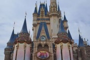 海外「日本ではみんな座っていて驚いた！」世界的にも独特な東京ディズニーリゾートに対する海外の反応