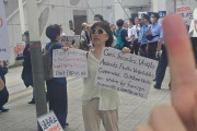 海外「対抗デモに参加していたスキンヘッドの男をみてくれ」←よく見ると・・・【海外の反応】
