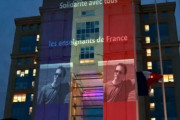 海外「フランスがシャルリー・エブドの風刺漫画を政府の建物に投影するそうだ」