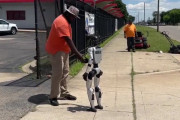 デトロイトで道路をスタスタ歩く人型ロボットを見て通行人びっくり！