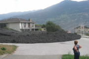 「スイスは泥でさえ綺麗だね」小さな村に土砂が流れ込む様子を近隣住民が撮影、危機感がまったく感じられない（汗）
