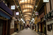 真夜中の浅草裏通りを散策してみました「日本はとても楽しくて、とても美しい国」「完全に異次元の世界のように感じます」海外の反応