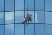 「高層ビルの窓の清掃業者に質問、目撃した中で最も奇妙なものは何？」ドキドキの体験談いろいろ