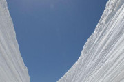 外国人「日本にはこんな非常識な積雪の道路があるらしいぞ」