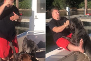 ボートの上でおやつをあげようとした飼主さん→犬に押されて川にボチャンッ！