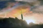 天への道なのか？雲をつきぬけ上空に伸びる黒く長い謎の柱がタイで撮影される