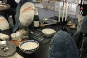 海外のIKEA、サメのぬいぐるみが家具を使う事案が発生しまくる