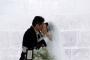 【海外の反応】日本は結婚氷河期　海外の反応「結婚が時代遅れの制度であることに気づいた、子育て支援に重点が置かれて未婚の若者への支援がない」