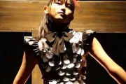 女性から、部屋のSu-METALのポスターを全部取るように言われたんだが…　【海外の反応】