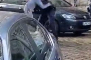 海外「非武装の暴漢一人に手こずる男女二人組のドイツ警察」