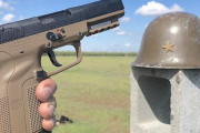 アメリカのガンマニア「第二次大戦時の日本軍のヘルメットを撃ってみた！」海外「そんな銃で撃つなよ！！」