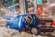 海外「雪夜の東京」→「これはマジでヤバい！」「この嵐を覚えてる！ 雪の台風みたいだった」「東京はどんな季節でも、どんな天気でもすばらしく見える」