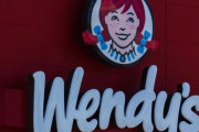 「地元のウェンディーズの貼り紙を見て、切ない気持ちになった…」店員が残したメッセージ