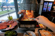 日本の食べ放題を体験してみよう！これぞ鉄板焼きの醍醐味だよね！