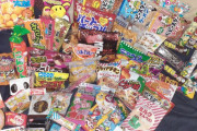 海外「日本のお菓子詰め合わせが届いた！ 約80個！ 皆の好きなものはある？」→「コーンうまい棒はマジで病みつきになる」「味カレーはマジで大好物」「ポッキーはないの？」
