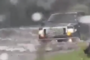 大雨の中おつかれさまです。冠水した道路に流されながらも必死に進んで行く車たち。海外の反応