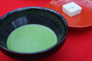 日本の抹茶探訪♪明治より続く赤坂の老舗で美女が抹茶を学ぶ！「サンキューべりマッチャ！」「テキサスにあるような甘いお茶って日本にもある？」海外の反応