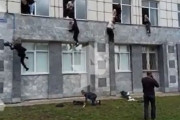 海外「ロシアの大学で銃乱射事件が起き、学生達が二階の窓から飛び降りて脱出しようとする」