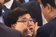【画像あり】韓国人「天皇に謝罪を要求したムン·ヒサン国会議長がセクハラをする醜行！女性議員の体を触り、抗議後に顔を両手で触る」　韓国の反応