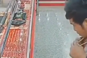 ジョークだよ、マジで盗むと思った？盗んで店からダッシュで逃げようとした犯人が・・・。海外の反応