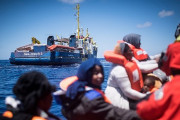 難民を救助したドイツ人船長に懲役20年の実刑判決か、イタリア政府が起訴