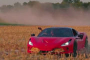 ユーチューバーが5800万円のフェラーリで畑を爆走→ 秒で火だるまに