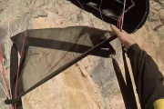 ベースジャンプ中にパラシュートに不具合が発生、慌てふためきながら落下していく様子を撮影した動画が怖い…。