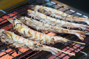 海外「日本には黒いニンニクがあるらしい、不気味だ・・・」日本屋台の食べ物、新鮮なエビと黒にんにくの沖縄シーフードだ！！