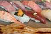 海外「どうやって食べるの？ｗ」 日本で食べた寿司盛りに入ってる長いアナゴに興味津々