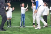 大谷翔平とハイタッチしてピョンピョンしちゃう女の子