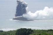 【海外の反応】日本、海底火山の噴火により新たな島が出現　海外の反応「中国が所有権を主張する、無料の不動産だ」