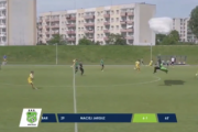【海外の反応】「怖すぎる」サッカー試合中にパラシュートが不時着!審判はイエローカードで警告!(動画あり)