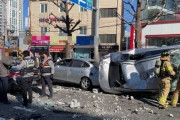 【画像あり】韓国人「時速70キロで大型スーパー5階の壁を突き破り、5階からタクシーが転落する事故が発生！」→「巻き添えを食らった人は何の罪？」　韓国の反応