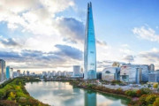 韓国人「素手でロッテタワーを登る英国人男性をご覧ください」