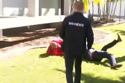記者会見をしていた刑事さん→追いかけられていた犯人が登場→刑事さんが見事なタックルで取り押さえる！