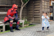 侍のマネキンが突然動き出すドッキリｗｗ外国人「皆を楽しませつつも年配の方や子どもに配慮した真の侍」