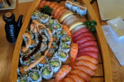 海外掲示板「特大すしボート食べたよ」　←海外の寿司って日本と味一緒なのかな？海外の反応