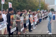 海外「モスクワの米大使館前で抗議するロシア人達。ウクライナに武器を送ってロシア兵を殺していると非難」
