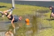 「靴を濡らさずに水の中からボールを取ることに情熱を注いだ男がいた…」