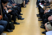 中国人「なんで日本の電車内は黒いスーツを着てマスクをしたおじさんばかりなの？」　中国の反応
