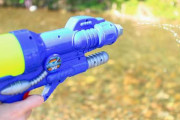 海外「日本の警察も大変だな・・・」聖火ランナーを水鉄砲で銃撃するおばちゃんｗｗｗ
