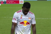 サッカー選手が怒ってボールを蹴った結果・・・←「わざとじゃないだろ」（海外の反応）