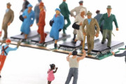 【海外の反応】日本人の10代の多くは年金だけでは不十分と疑っている　海外の反応「年金制度を疑うのは正しいこと、日本のシステムは崩壊しつつある」