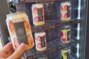 外国人「こんな凄いものがあるなんて日本だけずるいゾ！」日本のショートケーキ缶の自販機が面白くて美味しそう！！