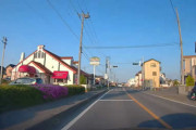 「ここはオレ専用道路！」といわんばかりに歩道を走り続けるスクーター