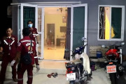 スマホ充電中にイヤホン着けて寝落ちした男性が感電死、当局も十分注意するよう警告