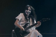 BABYMETALの新しいヘドバンギャーのビデオの冒頭は藤岡幹大へのオマージュ？　【海外の反応】