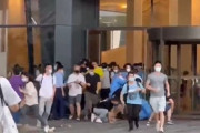 海外「コロナで封鎖されそうになる建物から脱出する中国人たち」