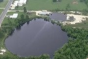 陥没穴がぐんぐん巨大化、街を飲み込んでしまう恐怖が住民に広がる