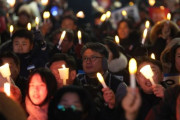尹錫悦弾劾票決を控え、街を灯したロウソク…国会前に集結＝韓国の反応